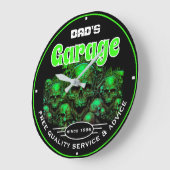 Dad's Garage Green Skulls Automotive Mechanic  ラージ壁時計 (傾斜)