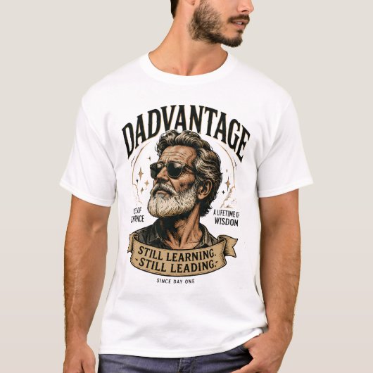 DADVANTAGE 未だ学び未だ導く レトロお父さん Tシャツ (正面)