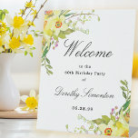 Daffodilフローラ60th Birthday Party Welcome 台座サイン<br><div class="desc">この黄色の水仙の歓迎サインで60歳の誕生日エレガントパーティーへようこそ。上には青い花の青い配置が置かれている。ようこそ書は大きなトレンドフォントにある。残りの文字は、縦型と斜体のクラシックの組み合わせである。非常に簡単にすカスタマイズ。この卓上看板は使用する簡単であり、さまざまな場所に配置することができる。</div>