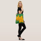 Daffodils on Green Tote bag トートバッグ (モデル)