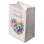 Daisy Flowers with a Beautiful Butterfly Birthday ミディアムペーパーバッグ (正面アングル)