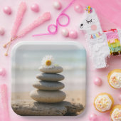 Daisy on a Stone Beach Cairn With Driftwood ペーパープレート (パーティー)
