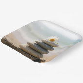 Daisy on a Stone Beach Cairn With Driftwood ペーパープレート (傾斜あり)