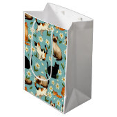 Daisy Paws Parade – Playful Cats & Blooms ミディアムペーパーバッグ (正面アングル)