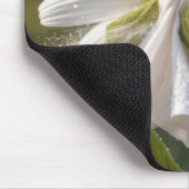 Daisy Sneezing Into a Handkerchief マウスパッド (コーナー)