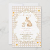 Daisy Spring Neutral Gingham Bunny Baby Shower 招待状 (正面)