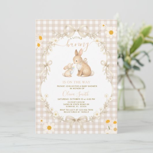 Daisy Spring Neutral Gingham Bunny Baby Shower 招待状 (スタンド正面)