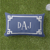 DAJ青と白ギリシャ語鍵スクリプトモノグラム アウトドアクッション (芝生)