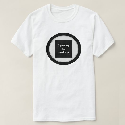 dalDesignNZによる丸い穴のTシャツの四角いペグ Tシャツ (デザイン正面)