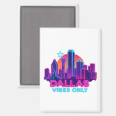 Dallas Vibes Only – Neon Skyline 1980s Synthwave A マグネット (正面/裏面)
