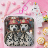 Dalmatian Dogs Holding a Fireman Hose ペーパープレート (パーティー)