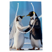 Dancing Bride and Groom Penguins ミディアムペーパーバッグ (正面)