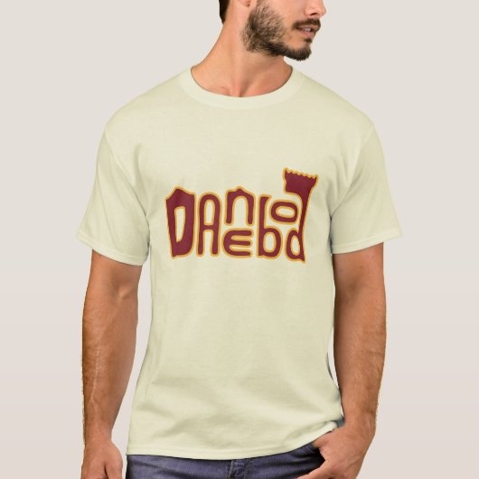 Danebod Meltyロゴ – マルーン/金ゴールド Tシャツ (正面)
