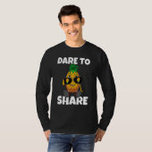 Dare To Share Swinger Upside Down Sunglasses Pinea Tシャツ (正面フル)