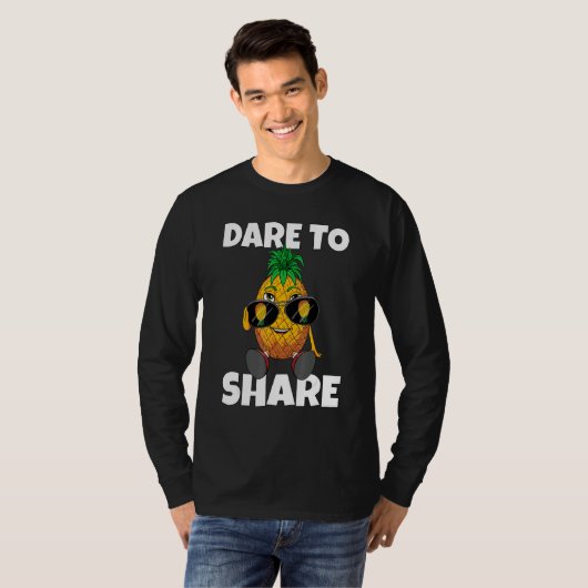 Dare To Share Swinger Upside Down Sunglasses Pinea Tシャツ (正面フル)