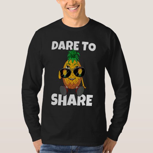 Dare To Share Swinger Upside Down Sunglasses Pinea Tシャツ (正面)