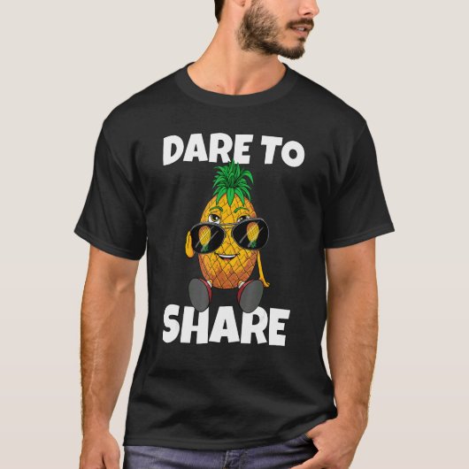 Dare To Share Swinger Upside Down Sunglasses Pinea Tシャツ (正面)