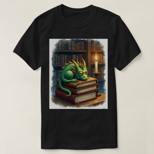 Dark Academia Reading Dragon Sticker Bookworm Slee Tシャツ (デザイン正面)