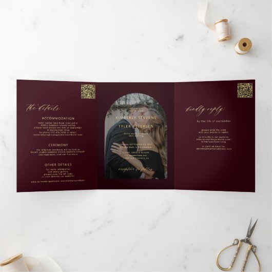 Dark burgundy gold photo wedding rsvp details 三つ折り招待状 (内部)