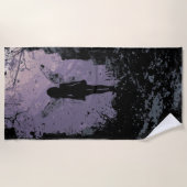 Dark Fairy Silhouette in Mystic Forest Illustratio ビーチタオル (正面)