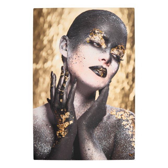 Dark Golden Beauty Body Paint Glamorous Art メタルプリント (正面)