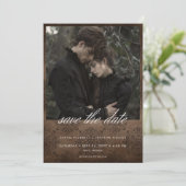 Dark MoodyヴィンテージブラウンDamask写真結婚の セーブザデート (スタンド正面)