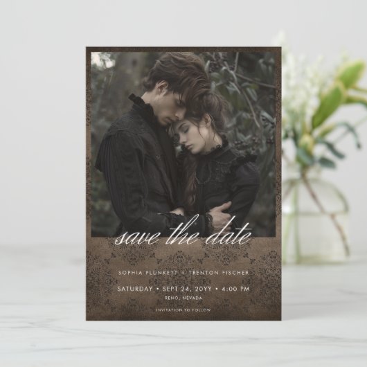 Dark MoodyヴィンテージブラウンDamask写真結婚の セーブザデート (スタンド正面)