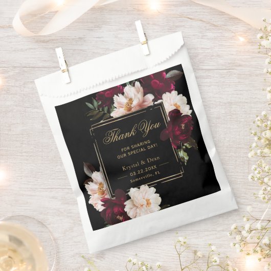 Dark Moody Burgundy Blush Black Floral Wedding フェイバーバッグ (クリップ留めされた状態)