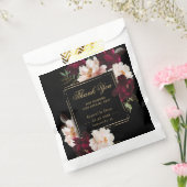 Dark Moody Burgundy Blush Black Floral Wedding フェイバーバッグ (封をした状態)