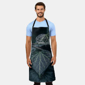 Dark Moody Ivy自然写真 エプロン (着用した状態)