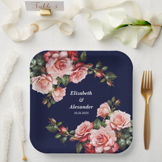 Dark moody pink and red roses navy blue wedding ペーパープレート (ウェディング)