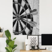 Dartboard Close Up with Darts Hitting Bullseye ポスター (ホームオフィス)