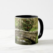 Dartmoor公園の流れを渡る古い石造り橋 マグカップ (正面右)
