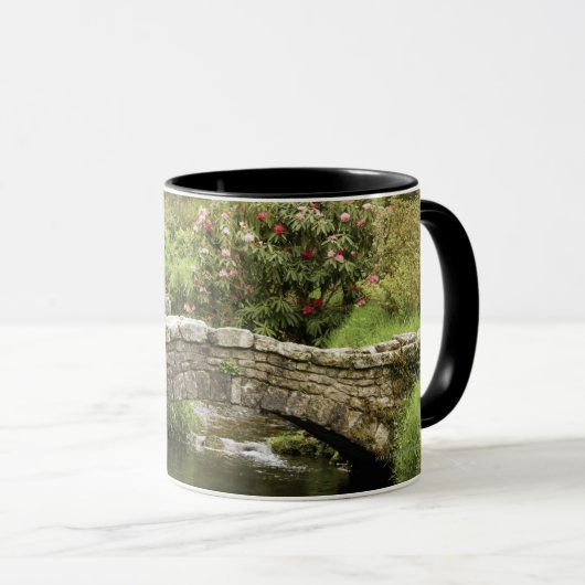 Dartmoor公園の流れを渡る古い石造り橋 マグカップ (正面右)