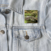 Dartmoor公園の流れを渡る古い石造り橋 缶バッジ (インサイチュ)