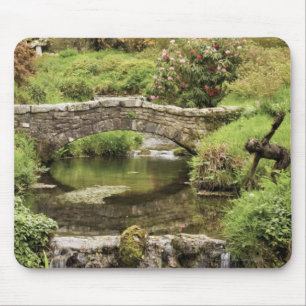 Dartmoor公園の流れ上の古い石造り橋 マウスパッド