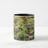 Dartmoor公園の流れ上の古い石造り橋 マグカップ (中央)