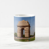 Das India Gate in Neu Delhi コーヒーマグカップ (中央)
