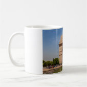 Das India Gate in Neu Delhi コーヒーマグカップ (左)