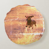 Daschund Dogがフィールド写真でジャンプ ラウンドクッション (裏面)