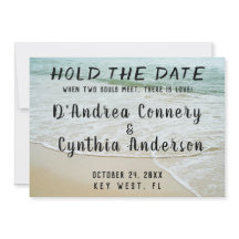 Date Lesbianのアナウン結婚スカードを保持