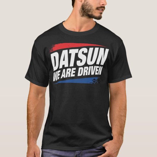 DATSUN (私達は運転されます) Tシャツ (正面)