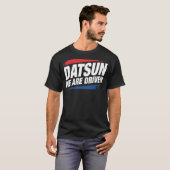 DATSUN (私達は運転されます) Tシャツ (正面フル)