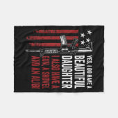 Daughter Gun Shovel Alibi - Funny Mom Dad Guns Jok フリースブランケット (正面(横))