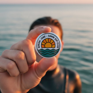Dawn Dip Club – Sunrise Wild Swimmer Design 缶バッジ