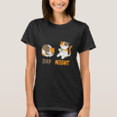 day night cats playing video games tシャツ (正面)