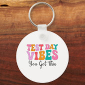 Day Vibes Groovy Testing Day先生学生女性 キーホルダー (正面)