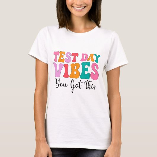 Day Vibes Groovy Testing Day先生学生女性 Tシャツ (正面)