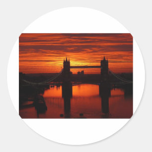 Daybreakでのロンドンのタワーブリッジ ラウンドシール