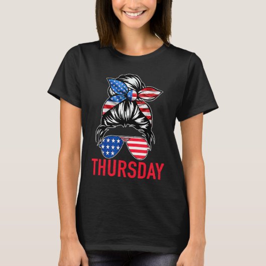 DAYS of the WEEK 'THURSDAY' Messy Bun America Flag Tシャツ (正面)